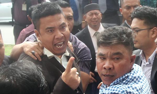 Polis tahan 11 penyokong Tajuddin merusuh di Parlimen